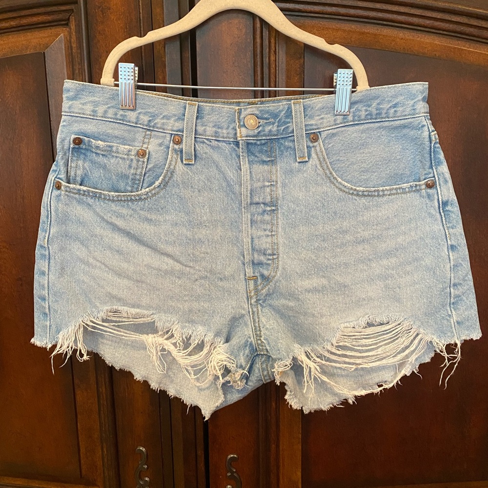EUC! Levi’s Premium Denim Cut Off Jean Shorts Size 31